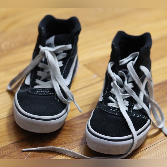 Vans youth sneakers. Size 1.5Y - Picture 2 of 4